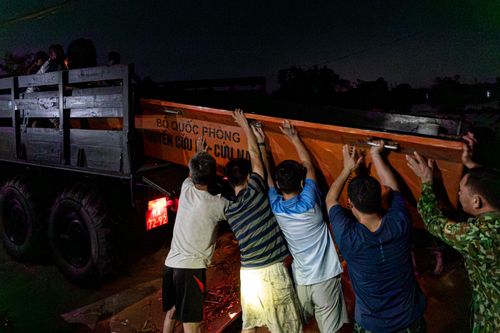 8 giờ vật lộn kéo thuyền vượt núi, băng dòng lũ xiết cứu 3 người mắc kẹt