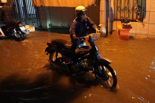 Triều cường đạt đỉnh giờ tan tầm, người dân TP.HCM lội nước về nhà