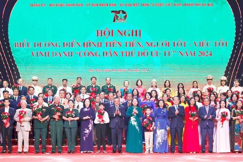 Những bông hoa đẹp trong vườn hoa Thủ đô