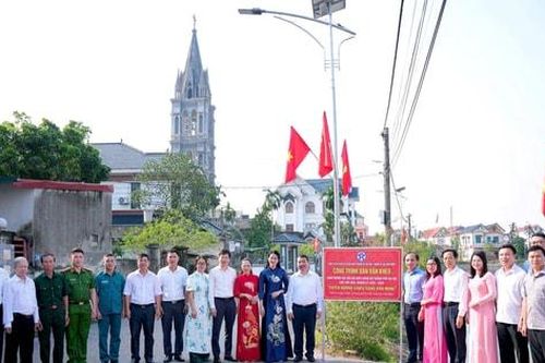 Gắn biển công trình 'Tuyến đường chiếu sáng văn minh' tại xã Vân Đình