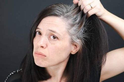Tóc bạc sớm không chỉ do tuổi tác, mà do thiếu những dưỡng chất này