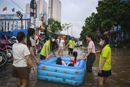 Ngập sâu sau mưa lớn, học sinh Hà Nội được đưa đến lớp bằng 'phương tiện đặc biệt'