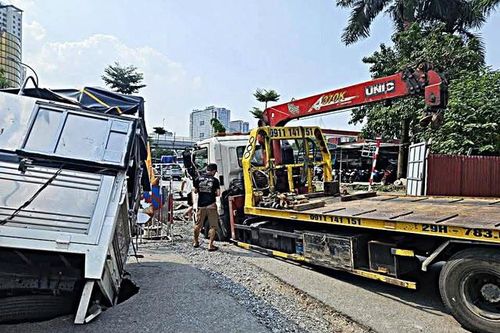2 ô tô tụt xuống 'hố tử thần' gần trụ sở Công an phường Nghĩa Đô