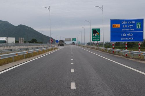 Cao tốc Diễn Châu- Bãi Vọt miễn phí phương tiện vận chuyển hàng hóa cứu trợ lũ lụt