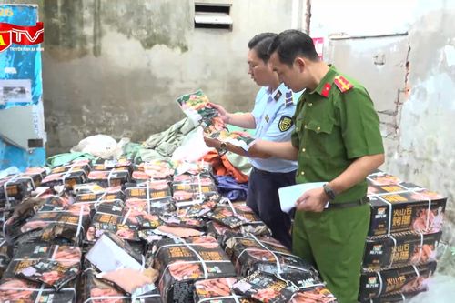 'Chặn' gần 2 tấn hàng lạp xưởng nướng đá 'gây sốt' vỉa hè không rõ nguồn gốc