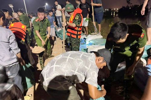 Công an tỉnh Bắc Ninh khẩn trương giúp nhân dân dọn dẹp, vệ sinh, khắc phục hậu quả thiên tai