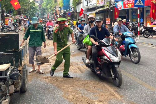 Kịp thời dọn dầu tràn trên đường, đảm bảo an toàn cho người dân