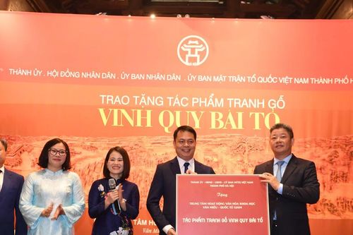 Hà Nội trao tặng tác phẩm tranh gỗ 'Vinh quy bái tổ' cho Văn Miếu – Quốc Tử Giám