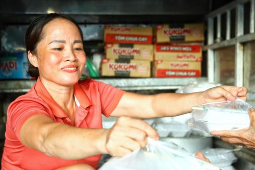 Ấm lòng hàng trăm suất cơm từ thiện gửi đến hỗ trợ vùng lụt ngoại thành Hà Nội