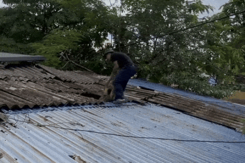 Cụ bà được kéo ra khỏi ngôi nhà ngập ngang nóc ở Thái Nguyên