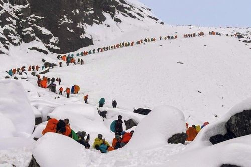 Thói 'sống ảo' đẩy hàng trăm người vào hiểm cảnh ở Everest