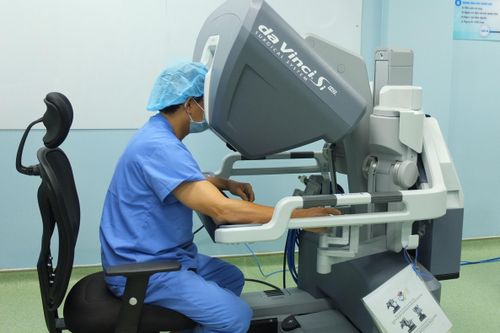 Bác sĩ TP.HCM dùng robot cắt trọn bướu thận ác tính