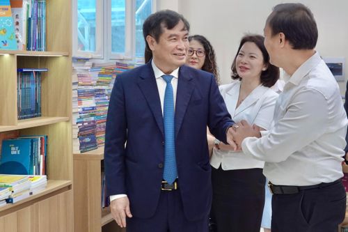 Ban Tuyên giáo và Dân vận Trung ương thăm, chúc mừng 3 nhà xuất bản