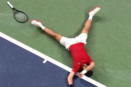 Novak Djokovic gục ngã trên sân tennis Thượng Hải