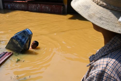 Chèo thuyền vài km vượt lũ dữ để xin gói mì tôm, chai nước ở Bắc Ninh