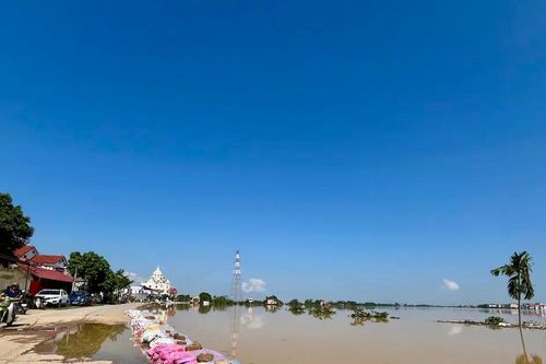 Sau đêm 'mất ăn mất ngủ', cư dân ven sông Cầu thở phào vì lũ rút