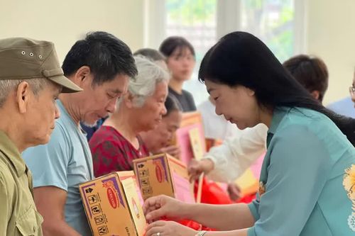Lãnh đạo UBMTTQ Hà Nội thăm và động viên người dân phường Tây Mỗ