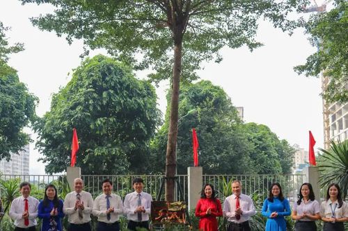 Gắn biển công trình 'Dân vận khéo' chào mừng Đại hội Đảng bộ TP Hà Nội