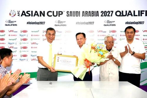 VFF trao Kỷ niệm chương 'Vì sự nghiệp Bóng đá Việt Nam'