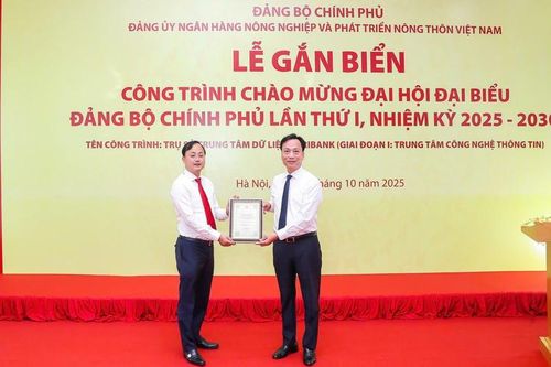 Agribank gắn biển công trình Trung tâm dữ liệu chào mừng Đại hội Đảng bộ Chính phủ