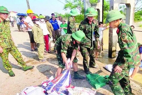 Khẩn trương hộ đê, di dời người dân vùng trũng