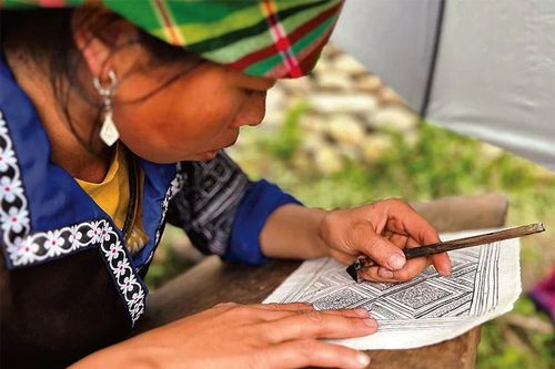 Cô gái Đồng Văn mang vải lanh H'Mông ra thế giới