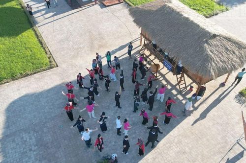 Du khách tham quan, trải nghiệm không gian văn hóa dân tộc Lào-Khơ Mú tại Sơn La