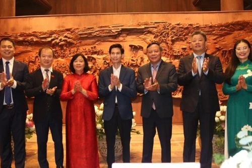Thành phố Hà Nội trao tặng khu di tích Văn Miếu-Quốc Tử Giám bức tranh gỗ 'Vinh quy bái tổ' khổng lồ