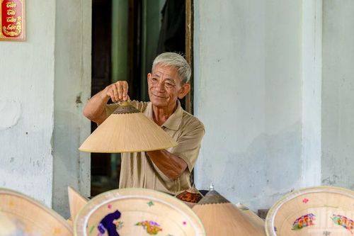 Độc đáo nghề chằm nón ngựa Phú Gia