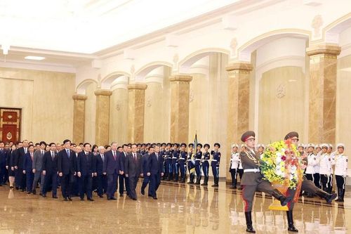 Tổng Bí thư Tô Lâm đặt hoa tưởng nhớ Chủ tịch Kim Nhật Thành và Tổng Bí thư Kim Jong-il