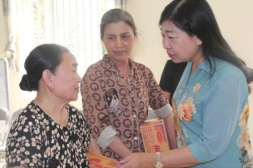 Lãnh đạo Mặt trận Tổ quốc thành phố Hà Nội thăm hỏi người dân địa bàn bị ngập, úng
