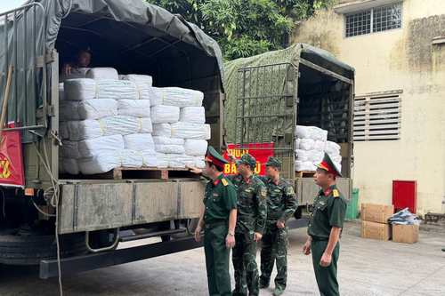 Tổng cục Hậu cần-Kỹ thuật khẩn trương vận chuyển hàng cứu trợ nhân dân vùng lũ