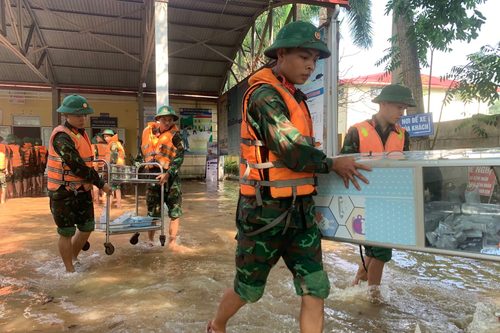 Bộ đội Sư đoàn 312 'trắng đêm' bảo vệ đê điều, di dời nhân dân