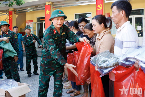 Bộ Quốc phòng: Hỗ trợ nhu yếu phẩm giúp nhân dân trên địa bàn tỉnh Thái Nguyên bị thiệt hại do cơn bão số 11