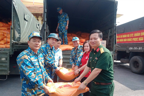 Sư đoàn Không quân 372 bàn giao nhu yếu phẩm hỗ trợ đồng bào vùng lũ tại tỉnh Thái Nguyên