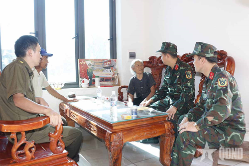 Quân khu 1 thăm hỏi, hỗ trợ gia đình quân nhân có người thân tử vong do bão số 11 (Matmo)