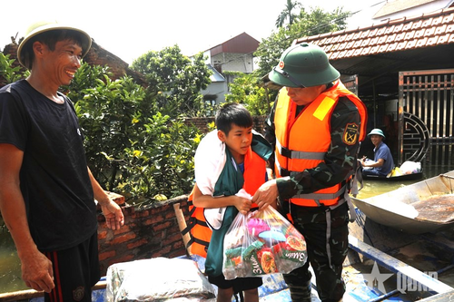 Bộ tư lệnh Quân khu 1 trao nhu yếu phẩm hỗ trợ nhân dân tỉnh Bắc Ninh khắc phục hậu quả sau bão số 11