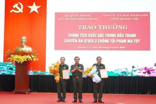 Khen thưởng lực lượng đấu tranh chuyên án lớn về ma túy
