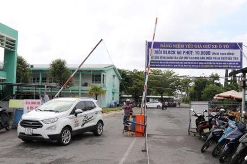 Bệnh viện Đa khoa Quảng Nam tháo bỏ bảng niêm yết giá giữ xe trái quy định