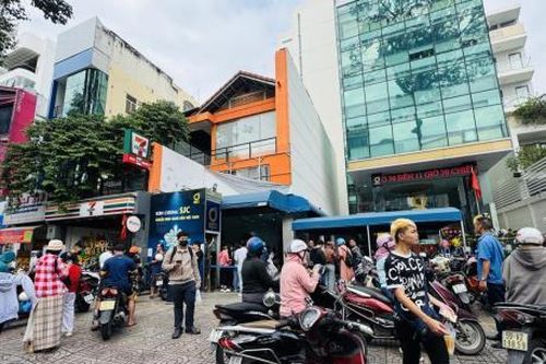 Ngày đầu bỏ độc quyền vàng miếng, người mua vẫn xếp hàng đợi mua SJC