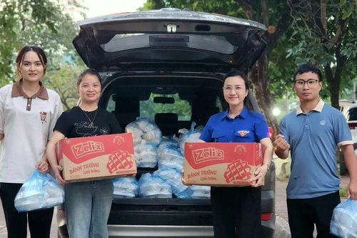 'Áo xanh' xung kích khắc phục bão lũ cùng nhân dân