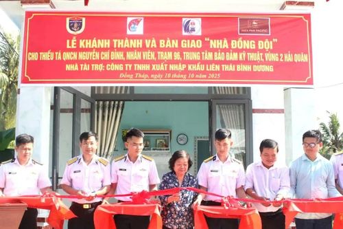 Bàn giao 'Nhà đồng đội' cho quân nhân Hải quân