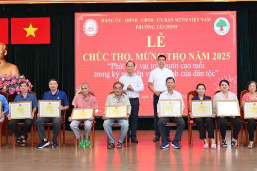 Phường Tân Định (TPHCM) chăm sóc sức khỏe, tặng quà cho người cao tuổi