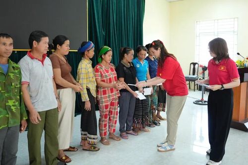 Một doanh nghiệp ở phường Tân Hiệp (TPHCM) hỗ trợ đồng bào bị ảnh hưởng bão lũ 1 tỷ đồng