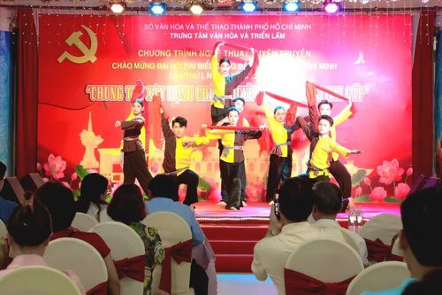 Chương trình văn nghệ 'Chung tay xây dựng chính quyền địa phương hai cấp'