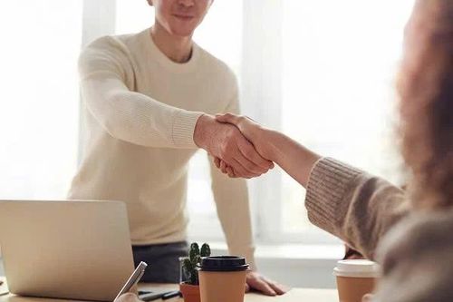 Làm việc cùng người bạn đời, niềm vui hay áp lực?