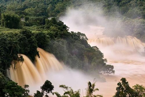 Cảnh tượng hiếm thấy ở thác Bản Giốc nước đổ cuồn cuộn trắng xóa giữa mùa thu