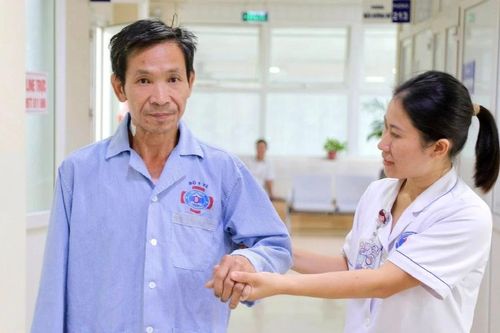 Đau cột sống kéo dài cẩn thận u tủy cổ gây liệt tứ chi