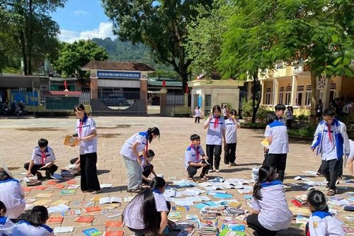 Học sinh vùng lũ tranh thủ nắng lên 'cứu' từng trang sách