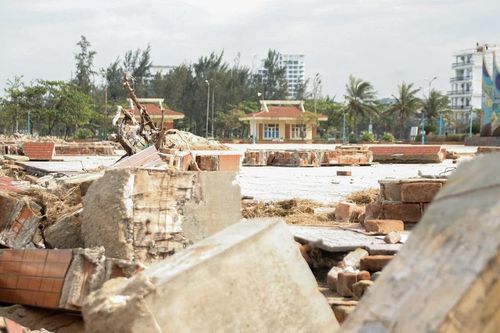 Cận cảnh những 'vết sẹo' khó lành ở biển Cửa Lò sau bão Bualoi
